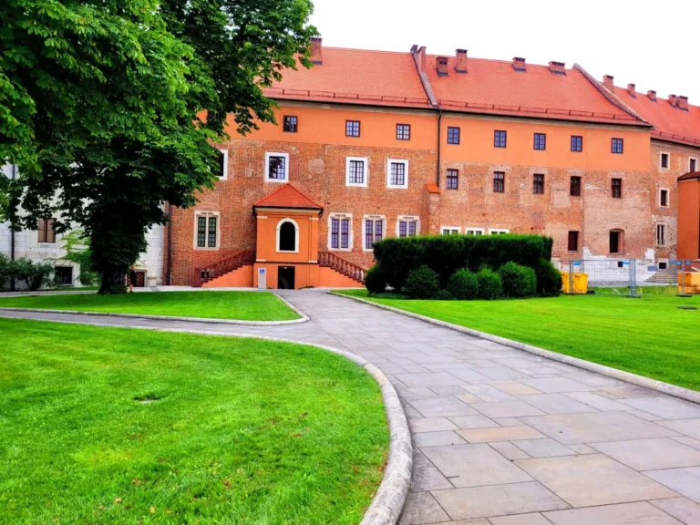 wawel w krakowie, zielona trawa, ogród