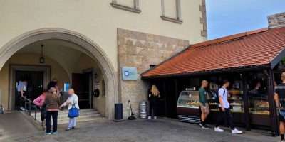 turyści kupują na wawelu upominki