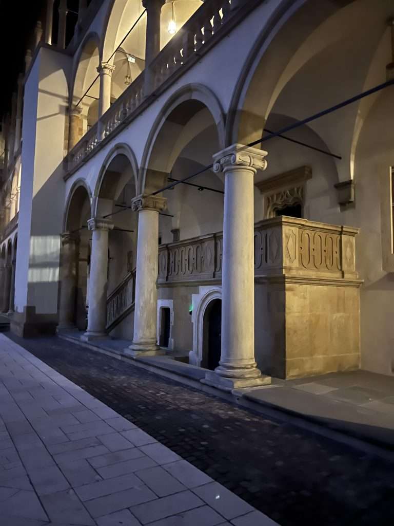 wejście do apartamentów królewskich na wawelu w krakowie